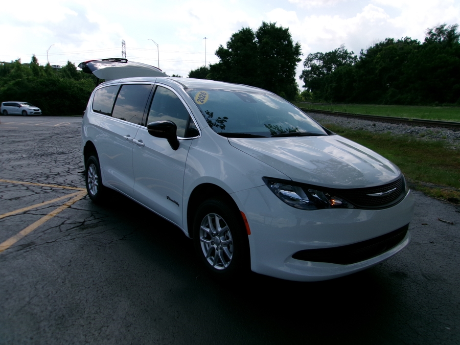 White Chrysler Voyager image number 24