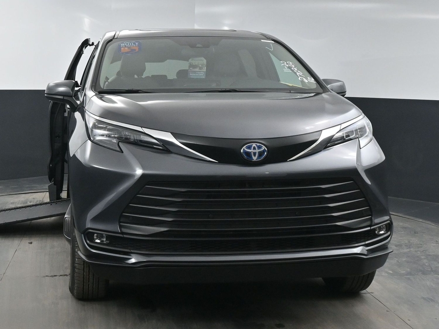 New 2025 Toyota Sienna Hybrid XLE Base - BraunAbility Side Entry Entry In Floor Automatic Ramp