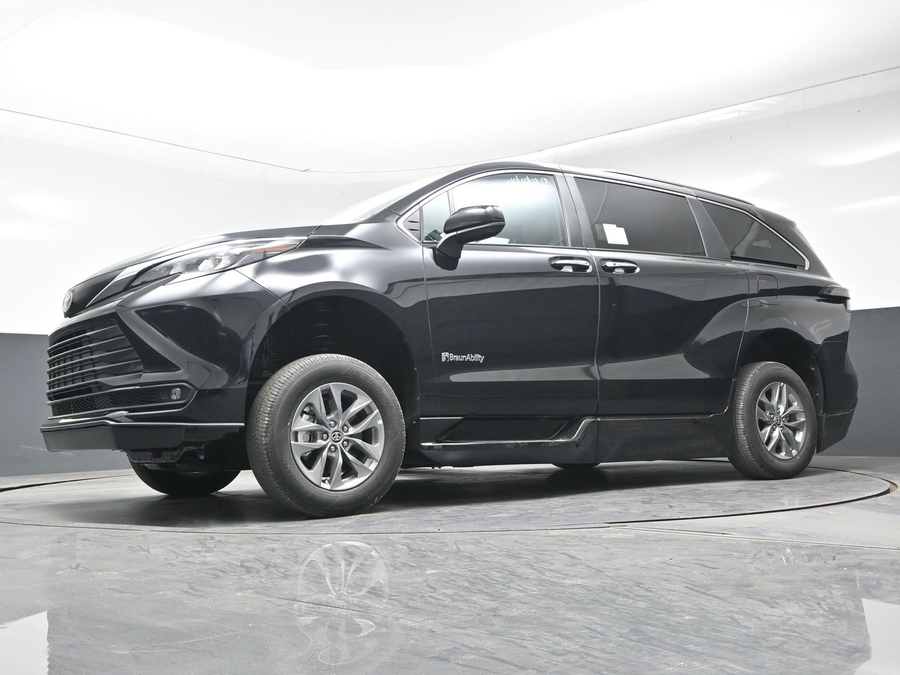 Black Toyota Sienna image number 16