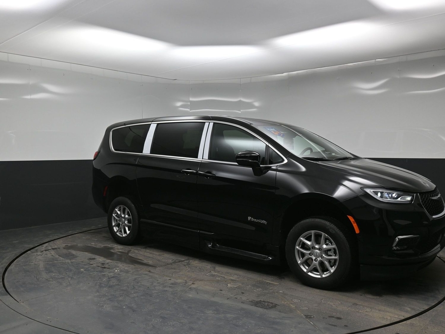 Black Chrysler Pacifica image number 17