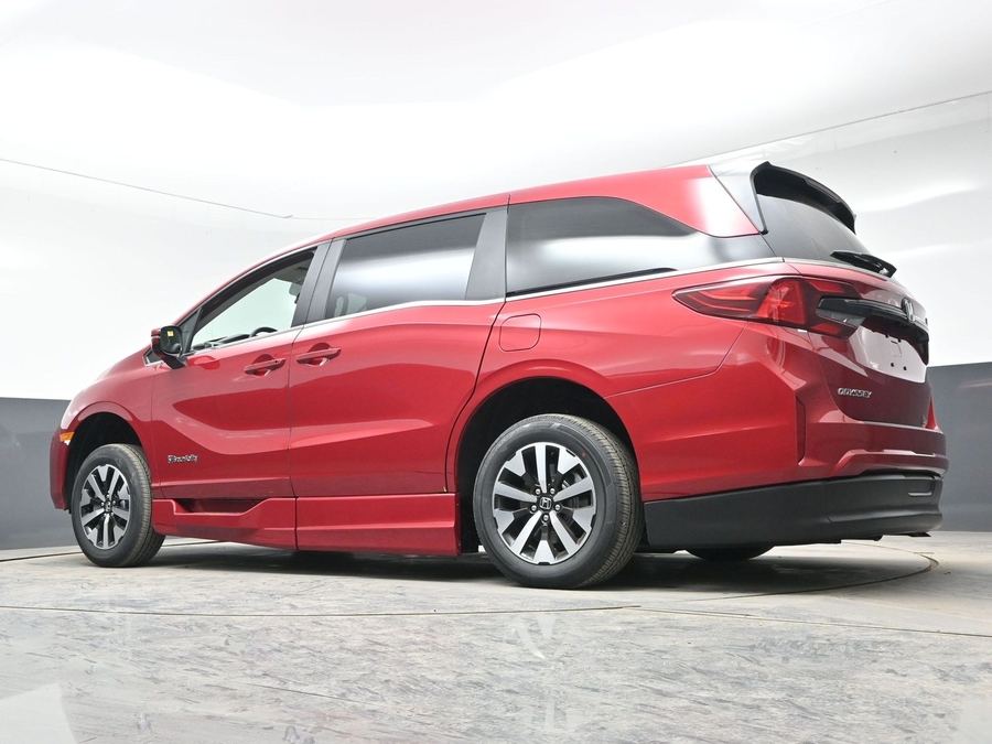 Red Honda Odyssey image number 20