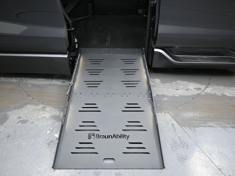 New 2025 Toyota Sienna Hybrid XSE Sport - BraunAbility Side Entry Entry Fold Out Automatic Ramp