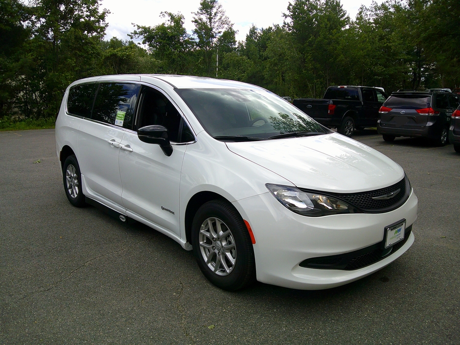 White Chrysler Voyager image number 3