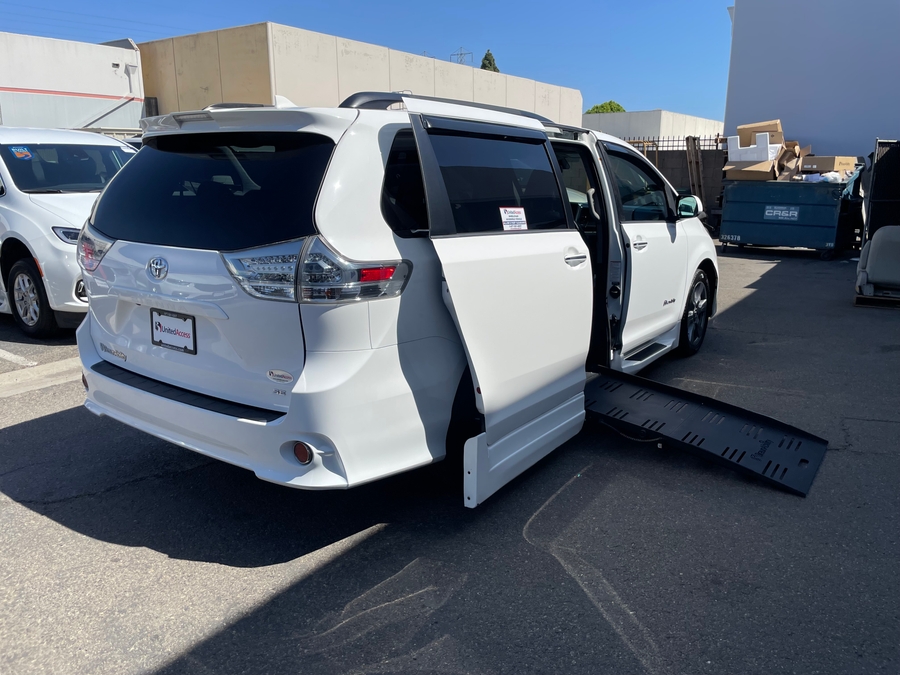Used 2018 Toyota Sienna SE - BraunAbility Side Entry Entry Fold Out Automatic Ramp