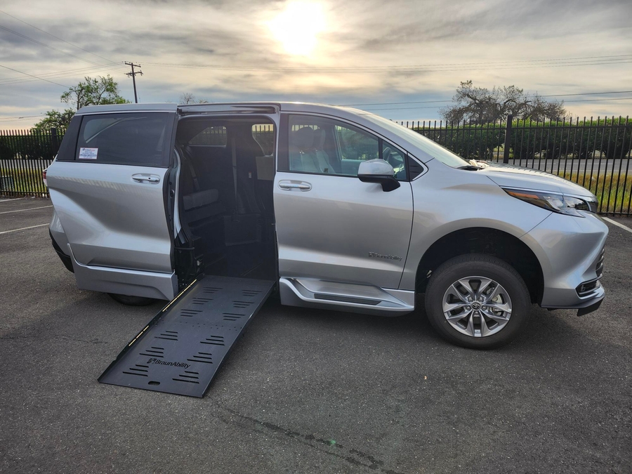 Used 2025 Toyota Sienna Hybrid XLE - BraunAbility Side Entry Entry Fold Out Automatic Ramp