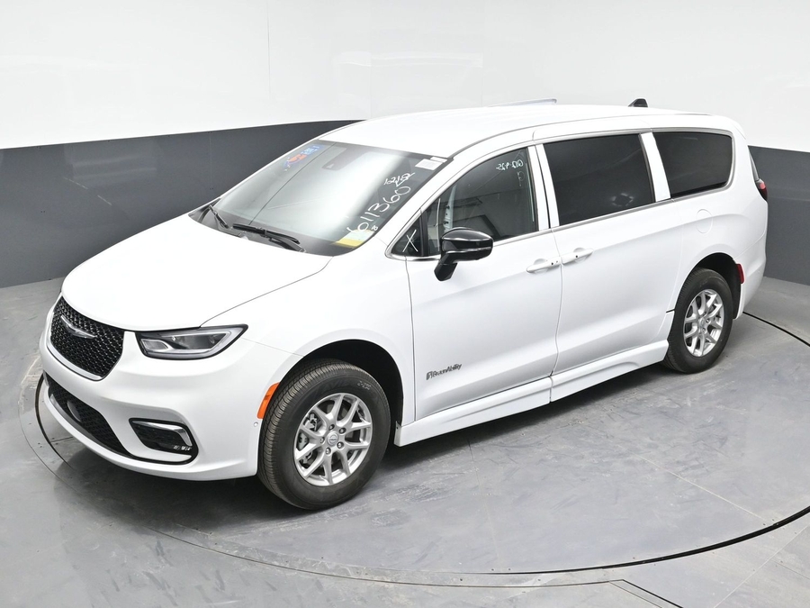 White Chrysler Pacifica image number 23