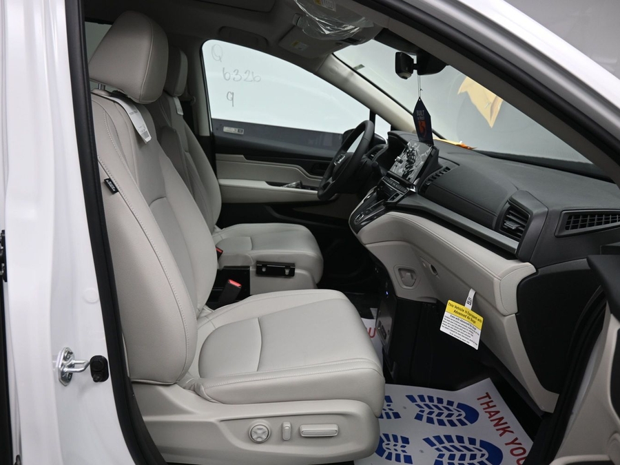 White Honda Odyssey image number 6