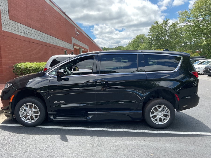 2026 Chrysler Pacifica Select's photo