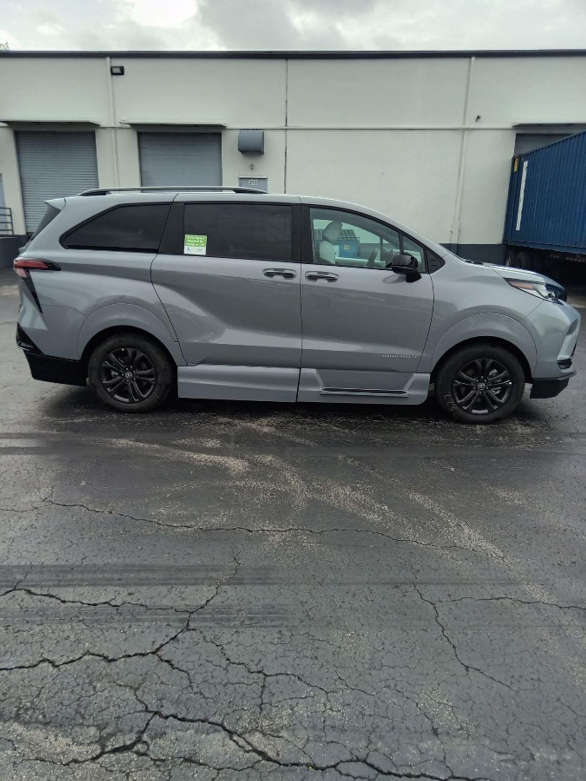 Grey Toyota Sienna image number 7