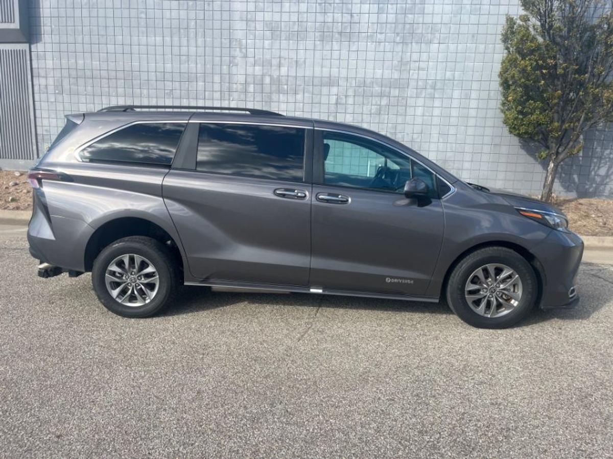 Grey Toyota Sienna image number 13