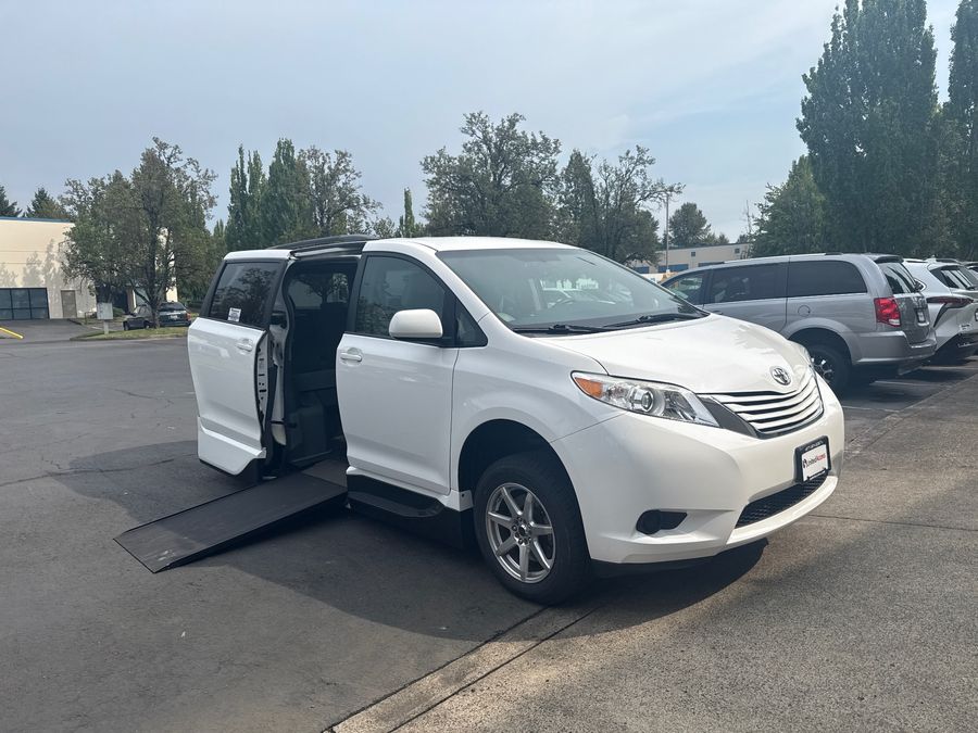 Used 2015 Toyota Sienna LE - VMI Side Entry Entry In Floor Automatic Ramp