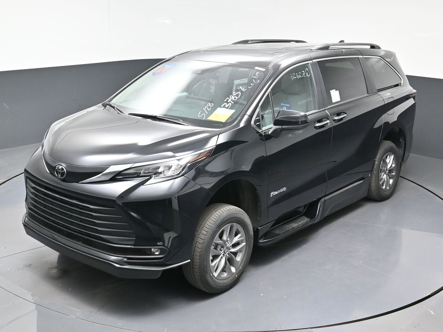 Imagen de la Toyota Sienna negra número 21