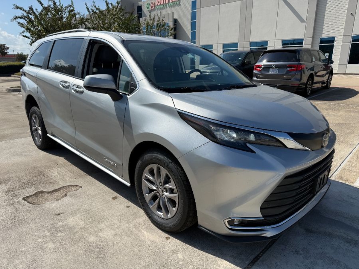 2024 TOYOTA SIENNA - Image 1
