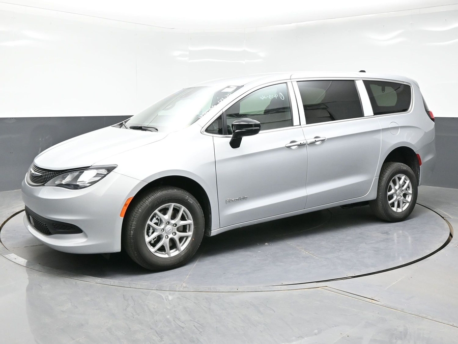 Silver Chrysler Voyager image number 2