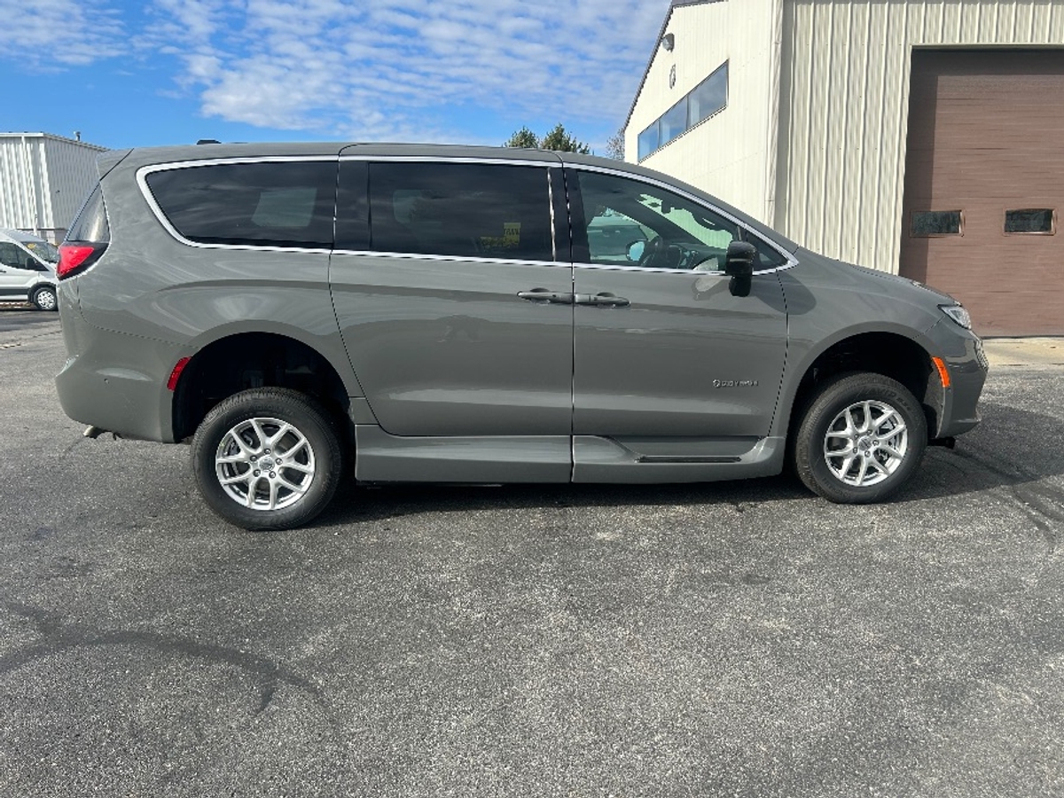 Grey Chrysler Pacifica image number 10