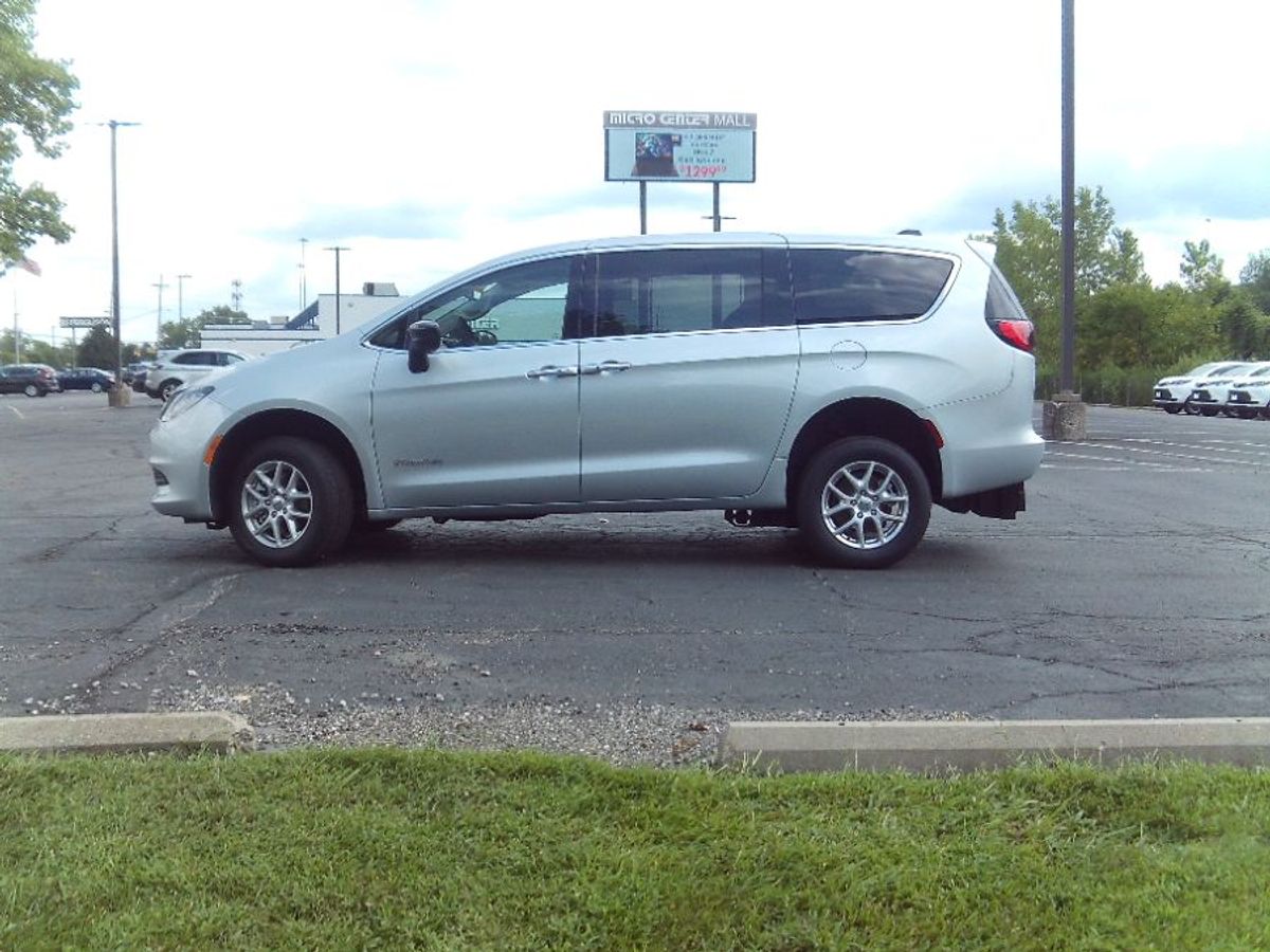 Silver Chrysler Voyager image number 19