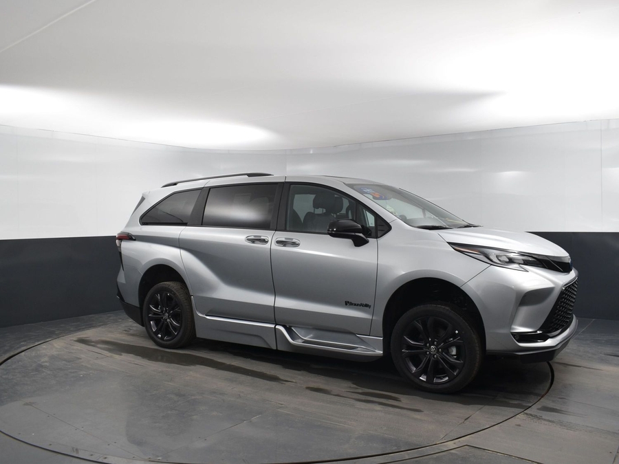 New 2025 Toyota Sienna Hybrid XSE - BraunAbility Side Entry Entry Fold Out Automatic Ramp