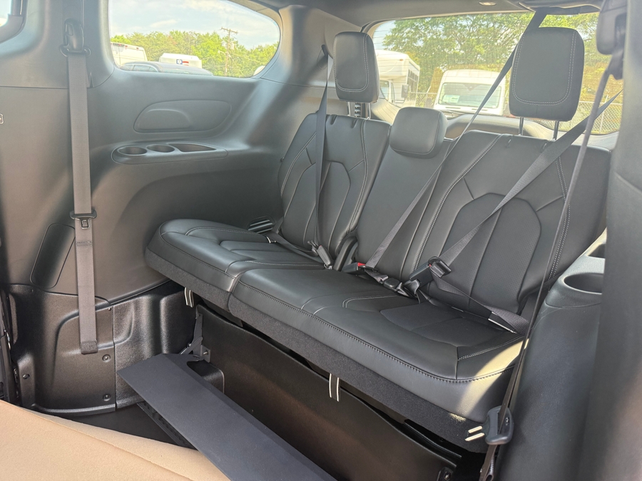 Black Chrysler Pacifica image number 8
