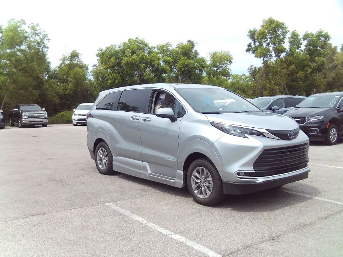 Silver Toyota Sienna image number 7