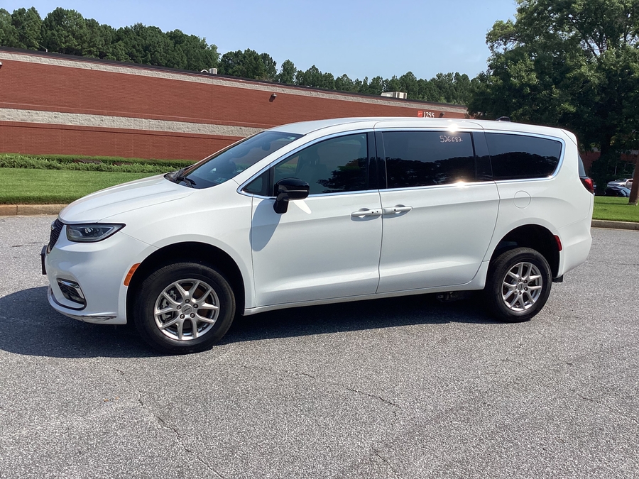 White Chrysler Pacifica image number 1