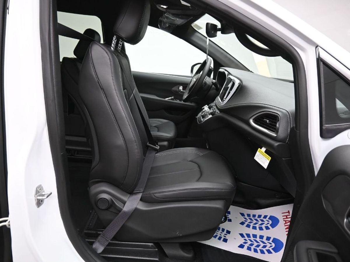 White Chrysler Pacifica image number 8