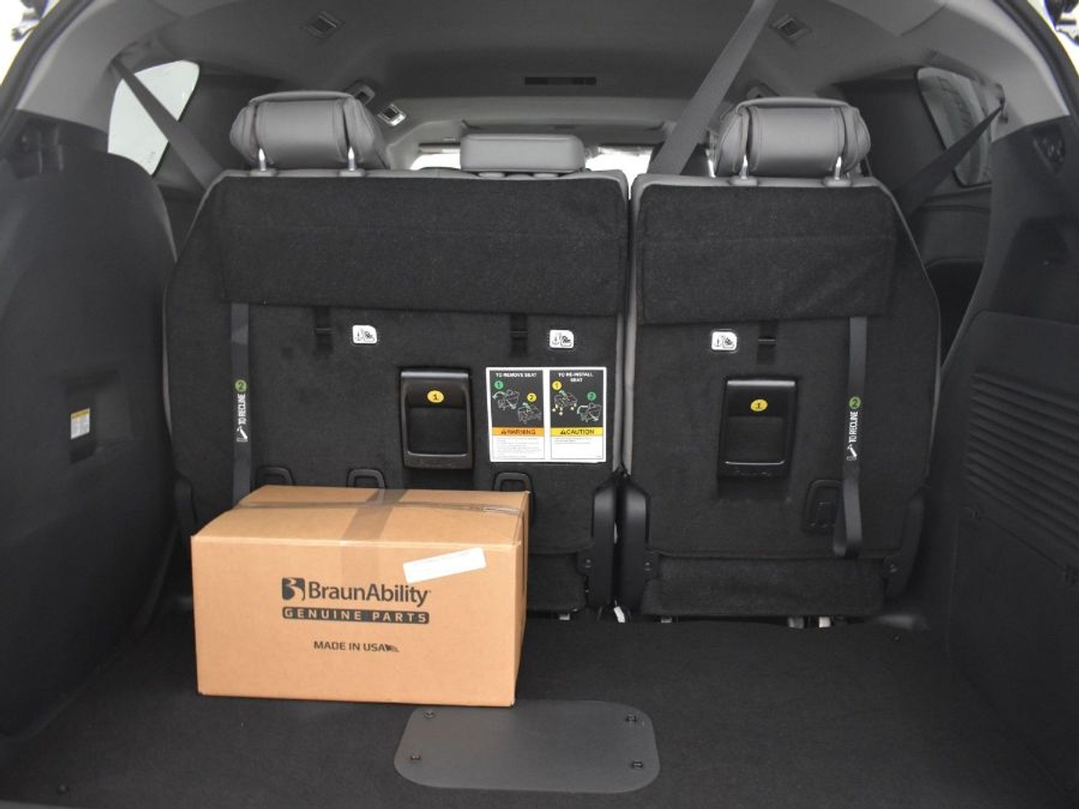 White Toyota Sienna image number 13