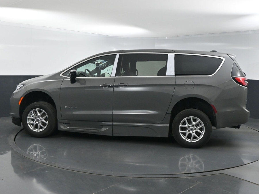 New 2025 Chrysler Pacifica Select Safety - BraunAbility Side Entry Entry Fold Out Automatic Ramp