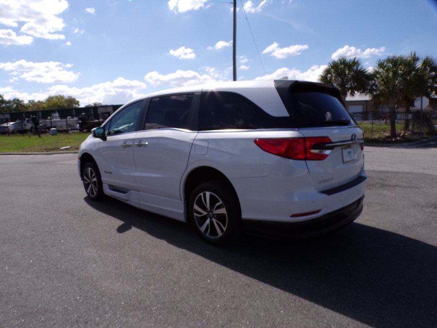 White Honda Odyssey image number 4
