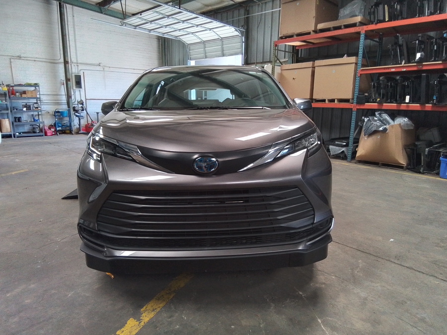 Grey Toyota Sienna image number 1