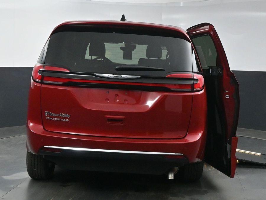 New 2025 Chrysler Pacifica Select - BraunAbility Side Entry Entry In Floor Automatic Ramp