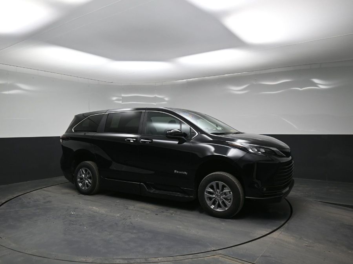 Black Toyota Sienna image number 19