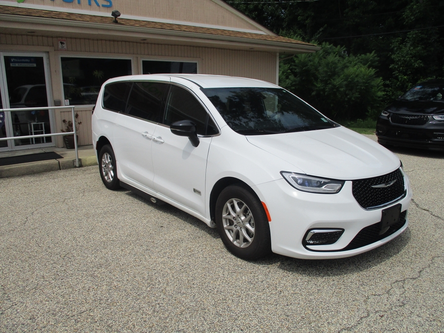 White Chrysler Pacifica image number 2
