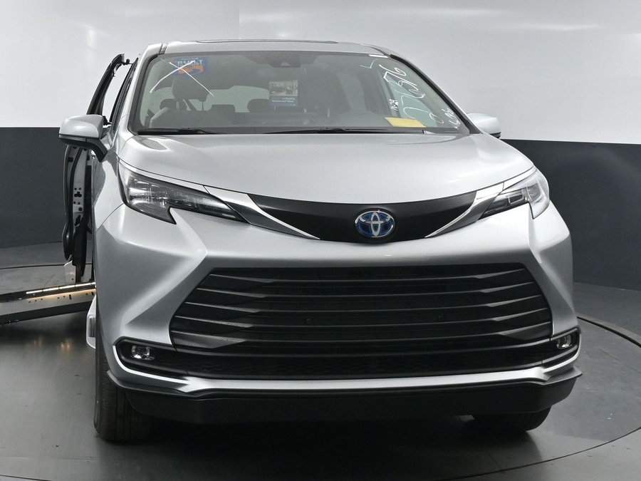 New 2025 Toyota Sienna Hybrid XLE Base - BraunAbility Side Entry Entry Fold Out Automatic Ramp