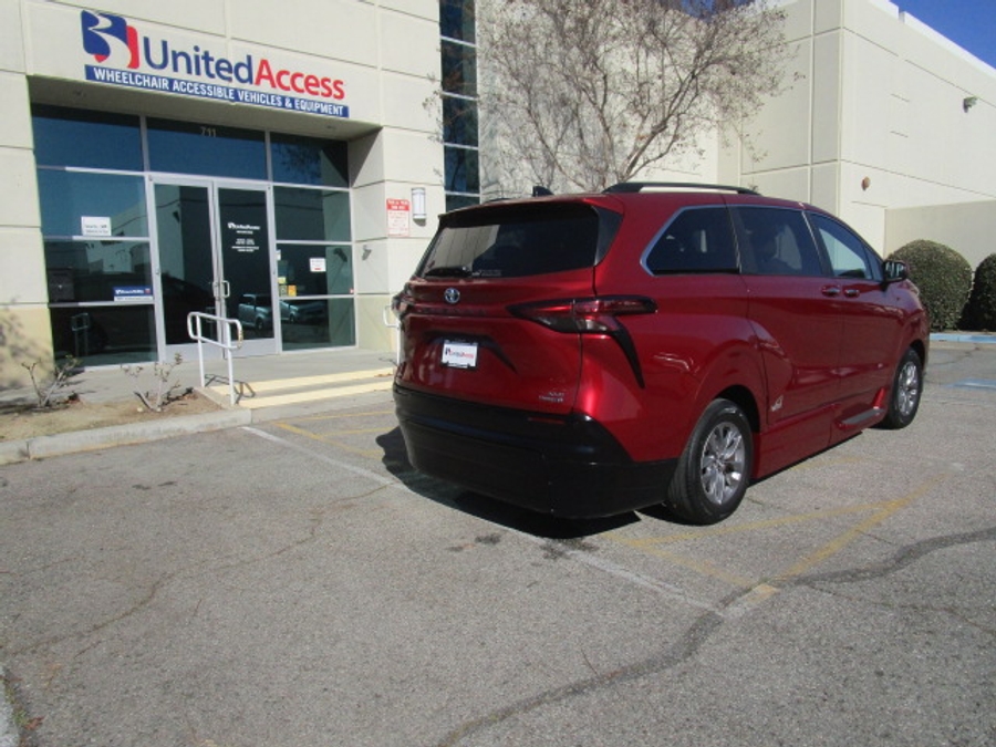Used 2022 Toyota Sienna Hybrid XLE - VMI Side Entry Entry In Floor Automatic Ramp