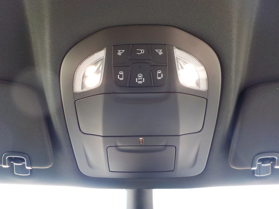 White Chrysler Pacifica image number 37