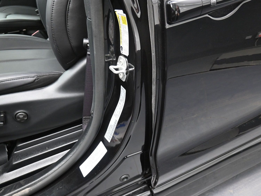 Black Chrysler Pacifica image number 16