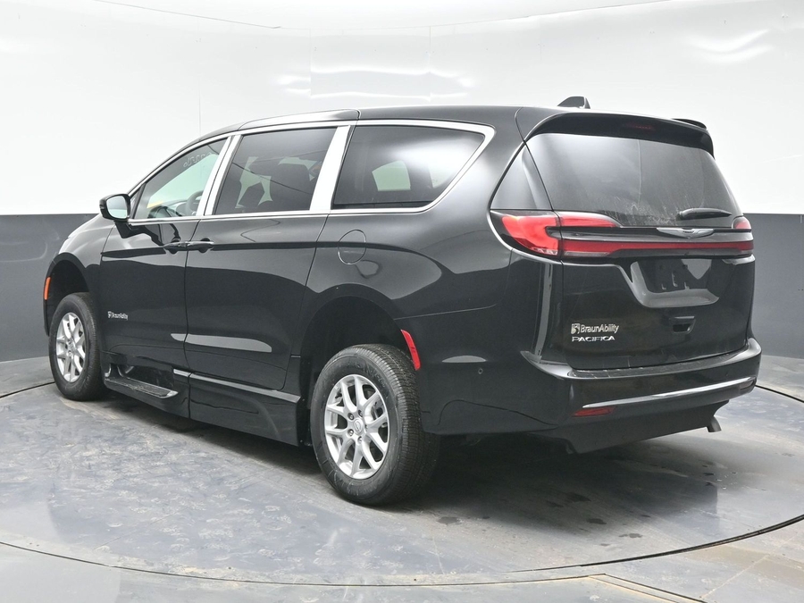 Black Chrysler Pacifica image number 2