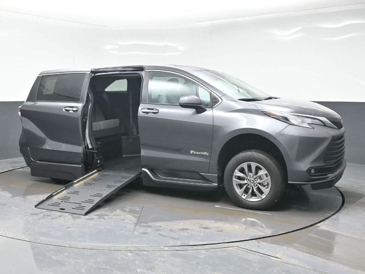 Grey Toyota Sienna image number 21