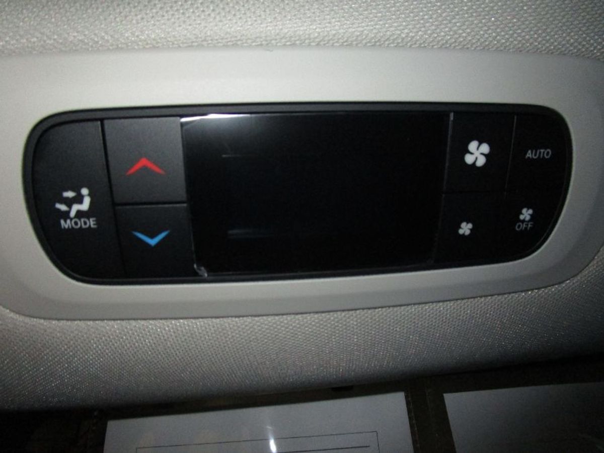 Silver Chrysler Pacifica image number 13