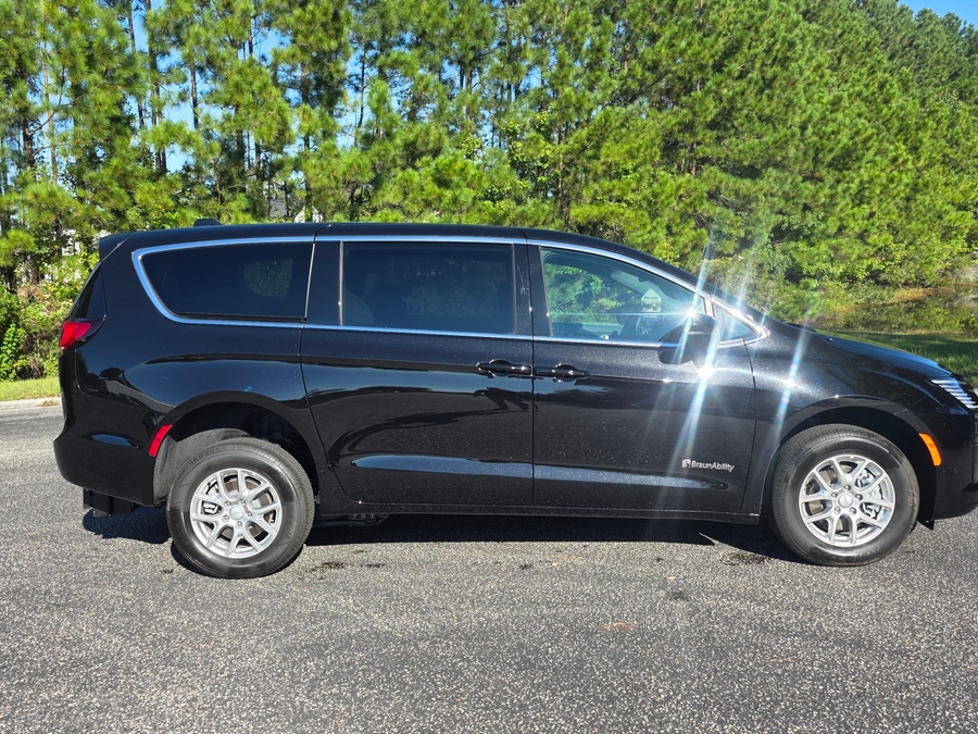 Black Chrysler Pacifica image number 13