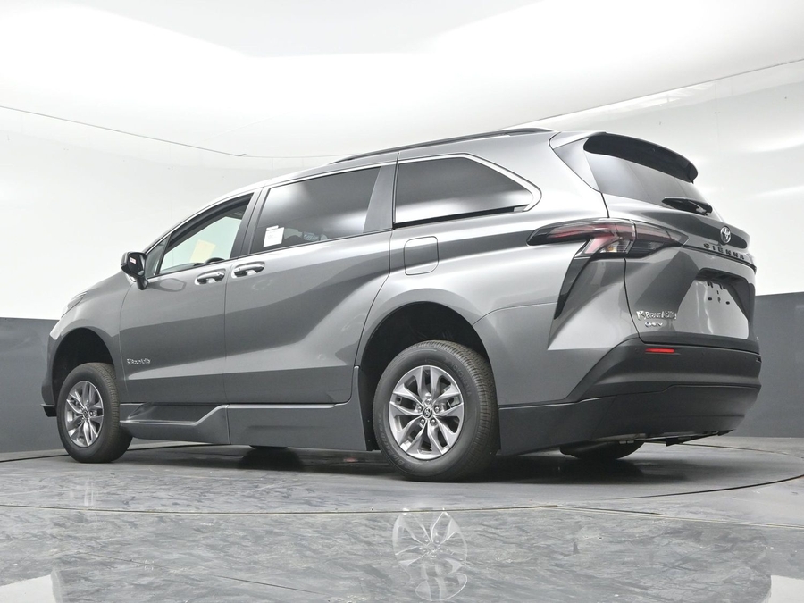New 2026 Toyota Sienna Hybrid XLE Base - BraunAbility Side Entry Fold Out Automatic Ramp
