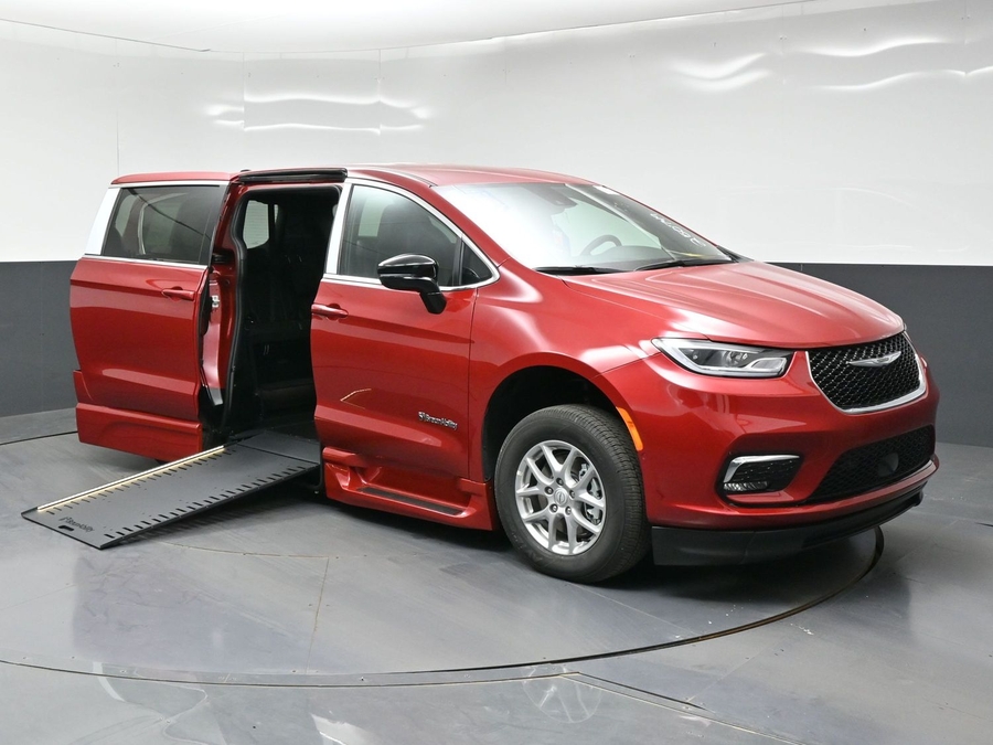 2026 Chrysler Pacifica Select's photo