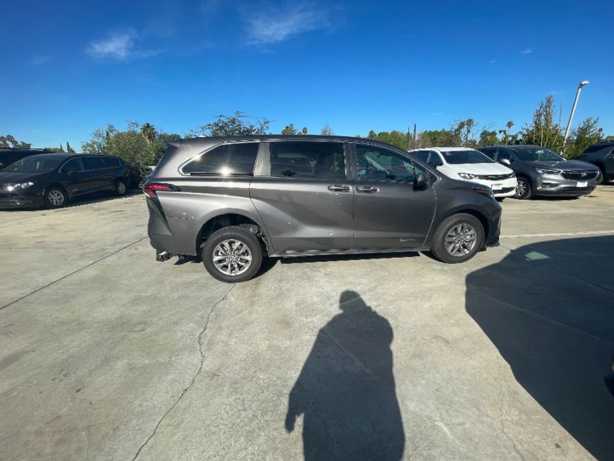 2023 TOYOTA SIENNA - Image 2