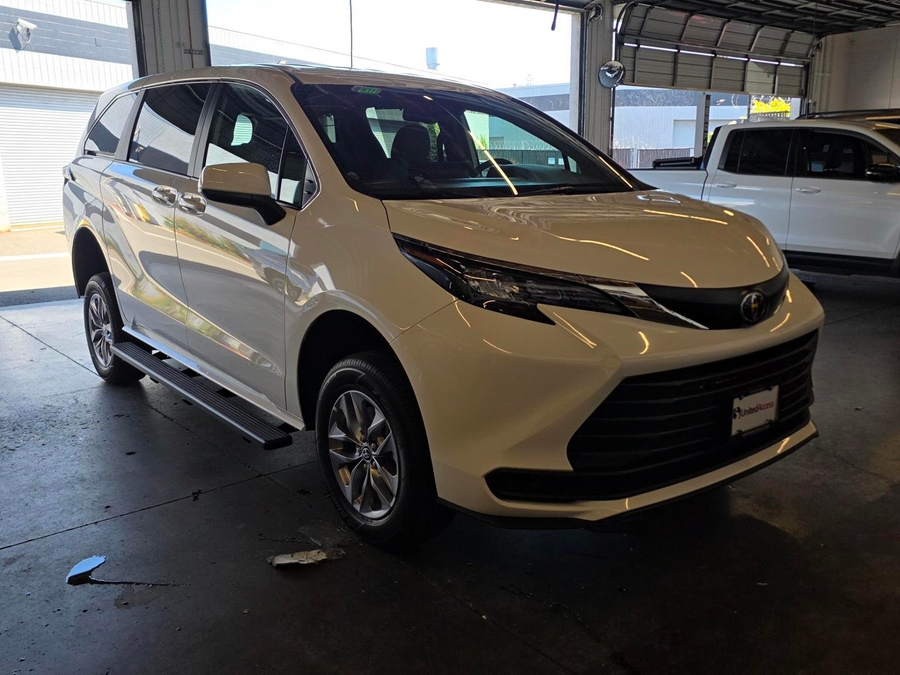 New 2026 Toyota Sienna Hybrid LE - Vantage Mobility Commercial Rear Entry Entry Fold Out Manual Ramp