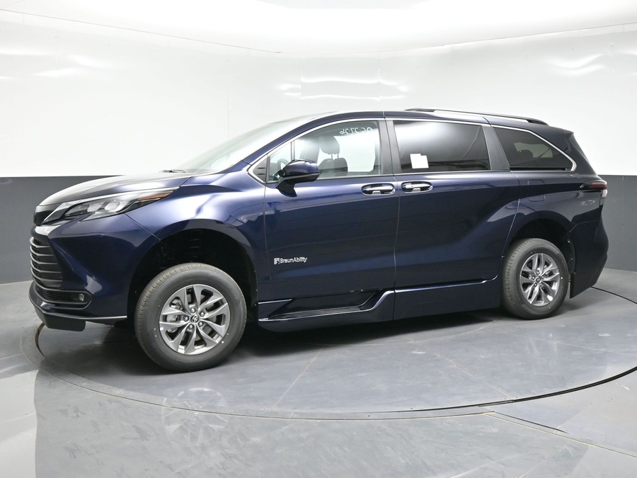 New 2026 Toyota Sienna Hybrid XLE Base - BraunAbility Side Entry Entry Fold Out Automatic Ramp