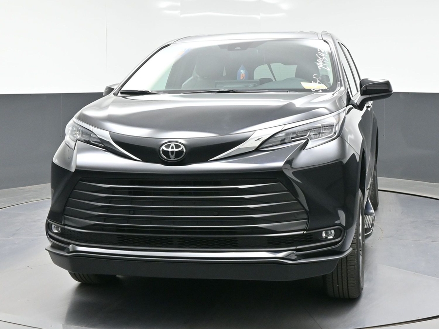 Black Toyota Sienna image number 5