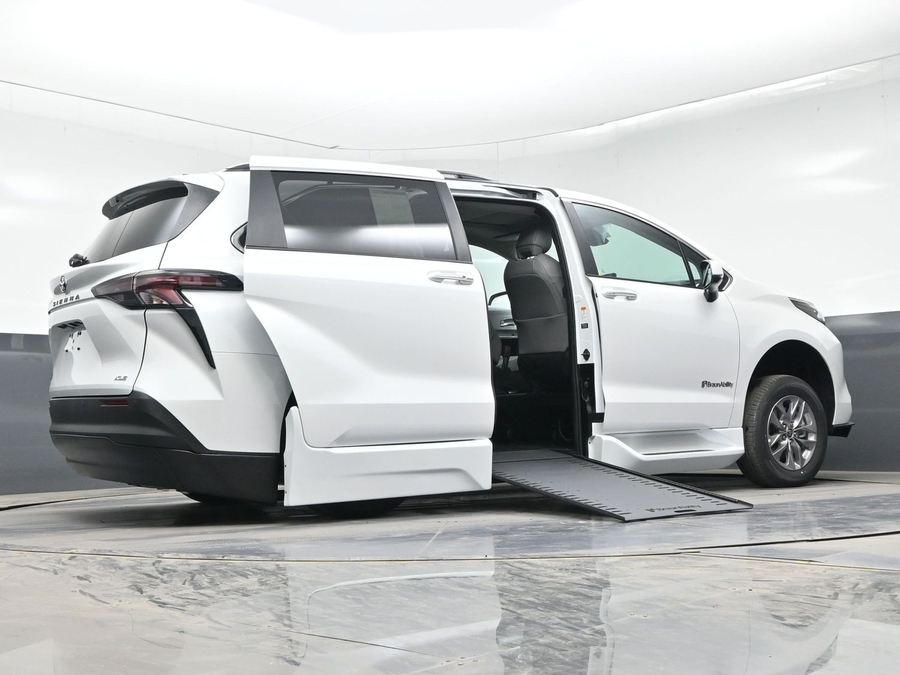 New 2026 Toyota Sienna Hybrid XLE Base - BraunAbility Side Entry Entry Fold Out Automatic Ramp