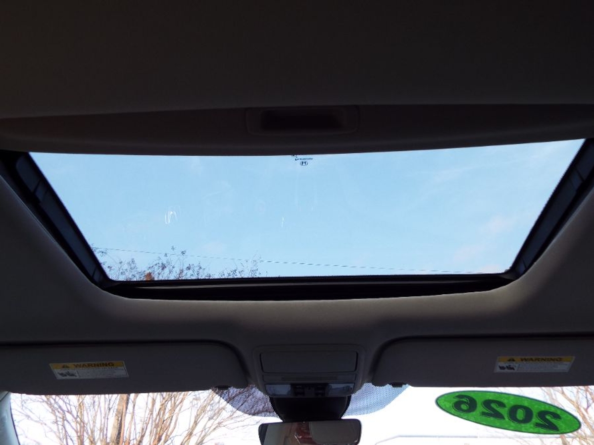 Silver Honda Odyssey image number 22