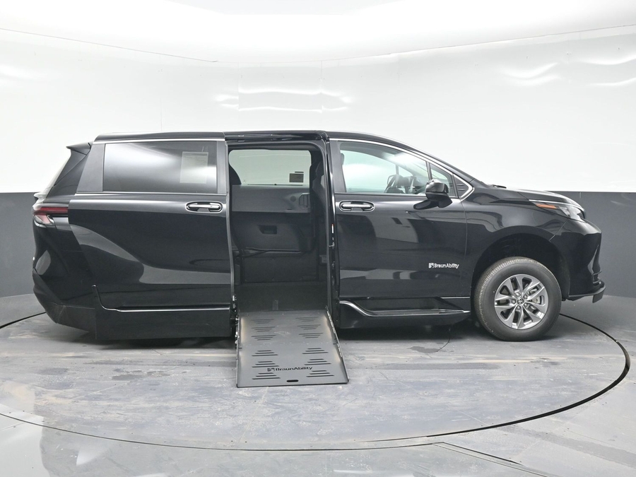 New 2025 Toyota Sienna Hybrid XLE Base - BraunAbility Side Entry Entry Fold Out Automatic Ramp