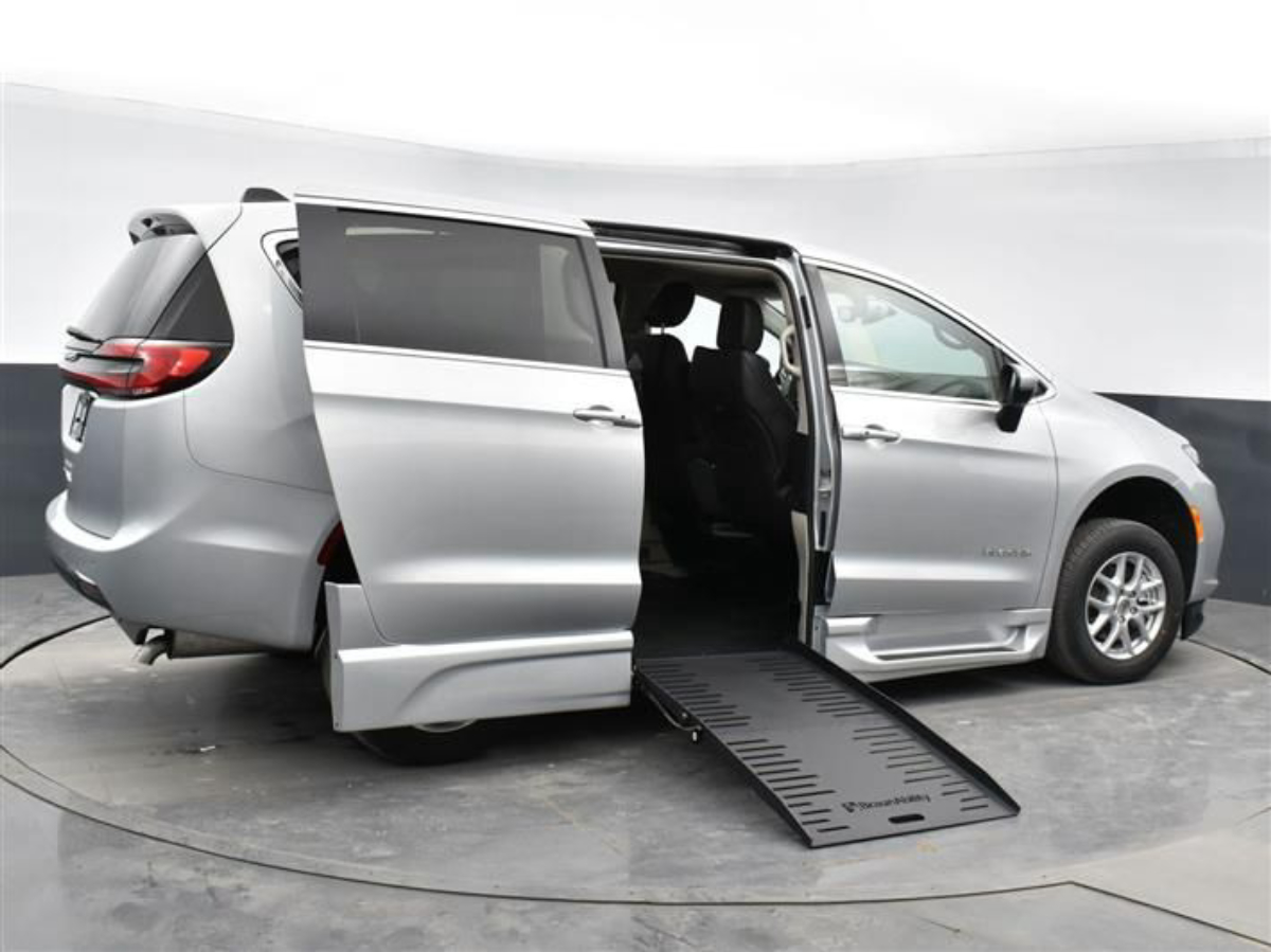 2023 Chrysler Pacifica Touring L - Photo 8